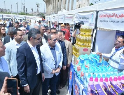وزير التموين ومحافظ القاهرة يفتتحان سوق اليوم الواحد بمدينة نصر