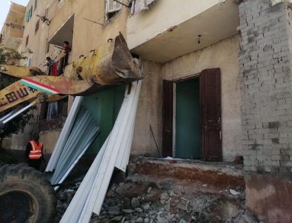 جهاز مدينة العاشر من رمضان يزيل وحدتين سكنيتين لمخالفتهما شروط الترخيص