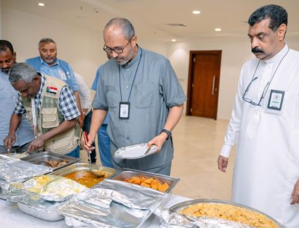 أطعمة الحجاج تحت المجهر.. مسؤولو البعثات يشاركون في تقييم وجبات المشاعر المقدسة قبل التصعيد
