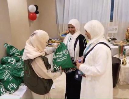 مع اقتراب موعد تصعيدهم الي عرفات : «المطوفين» يبدأون مراسم استقبال حجاج الخمس نجوم