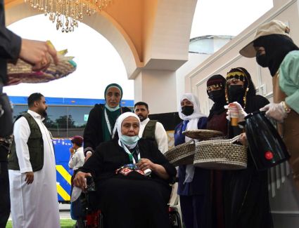 حجاج "السياحة - خمس نجوم" يصلون إلى عرفات استعدادًا لأداء الركن الأعظم من الحج