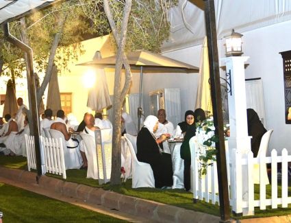 ندوات وعظ وحلقات أدعية بمخيمات الخمس نجوم في عرفات