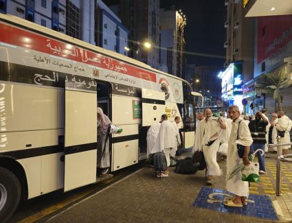 حجاج الجمعيات الأهلية يواصلون أداء المناسك.. ويرمون جمرة العقبة الكبرى.. والبعثة توفر كافة الخدمات في مشعر منى