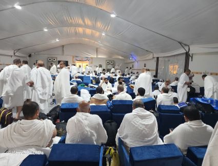 نجاح نفرة كامل حجاج السياحة إلى المزدلفة بعد انتهاء تصعيدهم إلى عرفات.. وبدء أداء نسك رمي الجمرات في مشعر منى برمي جمرة العقبة الكبرى