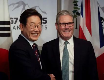 «موقف محرج»  ستارمر يصافح مترجماً بدلاً من رئيس كوريا الجنوبية