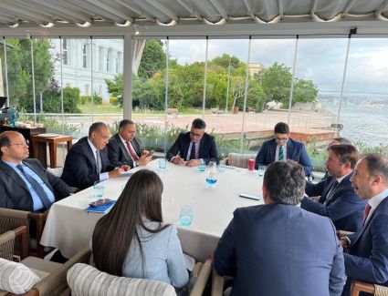 وزير الخارجية والهجرة يلتقي بمجموعة من رجال الأعمال الأتراك خلال زيارته لإسطنبول