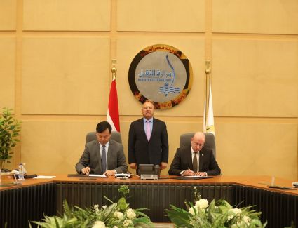 وزير الصناعة يشهد توقيع عقد بناء سفينتين جديدتين بين شركة الملاحة الوطنية وترسانة هانتونج الصينية
