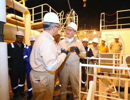 وزير البترول يجري جولة تفقدية برصيف "تحيا مصر" بميناء الإسكندرية لمتابعة موقف تقدم أعمال تجهيز سفينة التغييز "Energos Power"