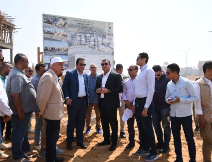 وزير الإسكان يبدأ جولة تفقدية بالعاشر من رمضان ويتفقد الطرق والمحاور ومشروع ديارنا السكني بالمدين