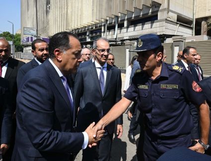 رئيس الوزراء يتفقد "سنترال رمسيس" ويستعرض تقريرا مع وزير الاتصالات بشأن عودة مختلف الخدمات