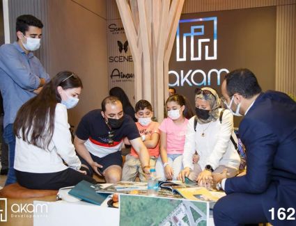 لليوم الثانى على التوالى  اقبال كبير من العملاء على مشروع " scene7  " لشركة اكام بمعرض نيكست موف 