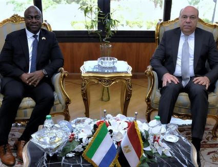 وزير الطيران المدني يبحث مع نظيره السيراليوني آفاق التعاون المشترك في مجالات الطيران المدني المختلفة