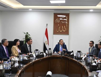 رئيس الوزراء يستعرض ملامح النسخة النهائية من مشروع قانون المناطق المركزية للمال والأعمال