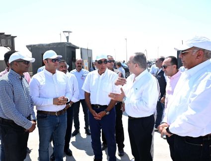 رئيس الوزراء يتفقد محطة التجارب البحثية لتحلية مياه البحر بمدينة العلمين الجديدة