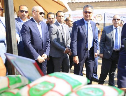وزير التموين والتجارة الداخلية ومحافظ القاهرة يفتتحان سوق "اليوم الواحد" بمنطقة الجمالية