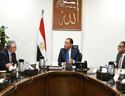 رئيس الوزراء يتابع مع رئيس الهيئة العامة للمنطقة الاقتصادية لقناة السويس عدداً من ملفات العمل