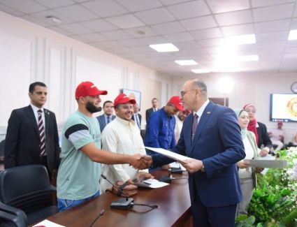 وزير العمل يُسلم عقود عمل جديدة لكوادر مصرية اجتازوا الاختبارات للعمل بشركة مقاولات في "البوسنة والهرسك"