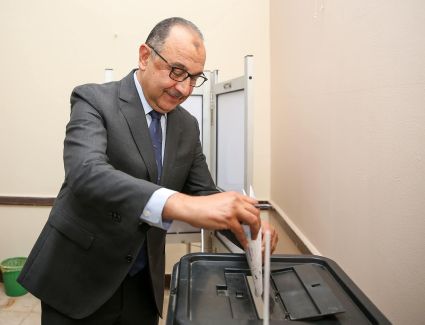 وزير قطاع الأعمال يُدلي بصوته في انتخابات مجلس الشيوخ بالتجمع الخامس