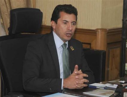 وزير الرياضة يوجه باستمرار فتح مراكز الشباب للبريد والتأمينات والمعاشات لصرف الرواتب 