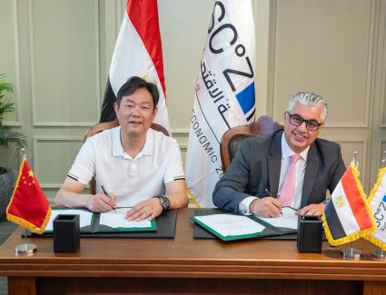  اقتصادية قناة السويس توقع عقد مشروع (هايان شيمي) الصينية لصناعة مواد التعبئة والتغليف والطباعة للملابس بالقنطرة غرب