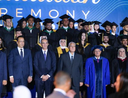 عدلي منصور ووزير الاتصالات يكرمان خريجي الدفعة الأولي لجامعة مصر للمعلوماتية بالعاصمة الإدارية الجديدة