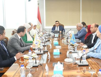 وزير الإسكان يتابع الاشتراطات والضوابط والمعايير الخاصة بالإعلانات على الطرق العامة والمحاور وتعظيم الاستفادة منها