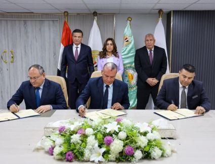 وزيرا التنمية المحلية والزراعة ومحافظ الوادي الجديد يشهدون توقيع بروتوكول لإنشاء أول مركز متكامل لانتاج الحرير الطبيعي بمدينة الخارجة