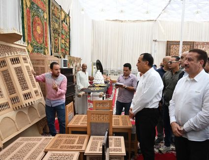 رئيس الوزراء يتفقد معرض صناعات الحرف اليدوية والتراثية بقرية شمّا بأشمون