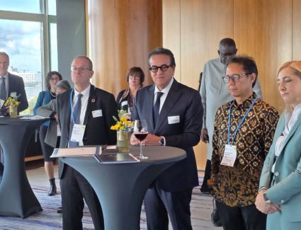 نائب رئيس مجلس الوزراء ووزير الصحة يبحث مع وزيرة الصحة الألمانية تعزيز التعاون المشترك