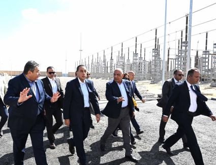 رئيس الوزراء يتابع ميدانياً مراحل الاختبار والتشغيل التجريبي لمحطة الربط الكهربائي المصري السعودي العملاقة بمدينة بدر