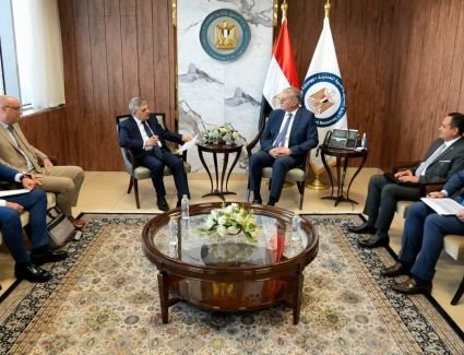 وزير البترول يبحث مع رئيس هيئة قناة السويس إقامة محطة لتسييل وتخزين الغاز الطبيعي ببورسعيد لتموين قاطرات الهيئة