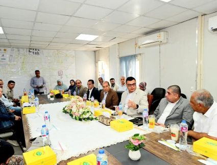 وزير الإسكان يعقد اجتماعًا مع الشركات العاملة بحدائق تلال الفسطاط ويتابع الاعمال النهائية بالمشروع