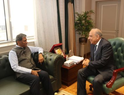 وزير الكهرباء يبحث مع السفير الهندي التعاون في الطاقة المتجددة والتدريب والشبكات الذكية والهيدروجين الأخضر