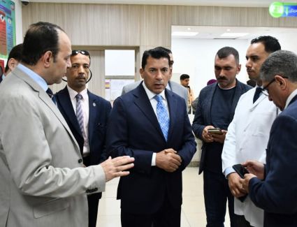  وزير الشباب والرياضة يطمئن على مصابي حادث انقلاب ميني باص بطريق العاصمة الإدارية