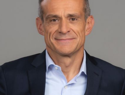 رئيس مجلس إدارة "شنايدر إليكتريك" يحصد لقب أفضل رئيس تنفيذى لعام ٢٠٢١