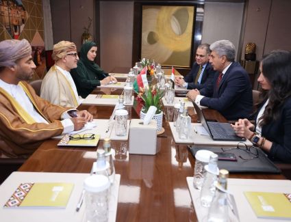 وزير السياحة والآثار يلتقي بوزير السياحة والتراث العُماني