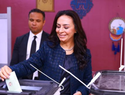 وزيرة التضامن الاجتماعي تدلي بصوتها في انتخابات مجلس النواب بلجنة مدرسة بدر الإعدادية بالدقي