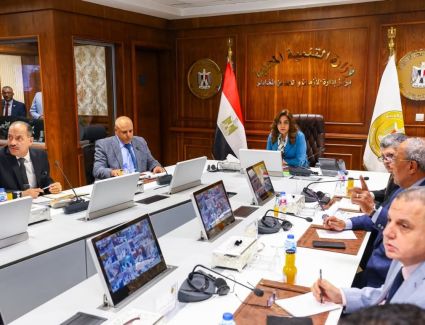 وزيرة التنمية المحلية تتابع سير انتخابات مجلس النواب مع المحافظين من مركز الطوارئ والسلامة العامة