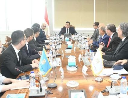 وزير الإسكان يلتقي وفداً من شركة جيانجسو فينجاي الصينية لبحث فرص التعاون بملف تحلية مياه البحر