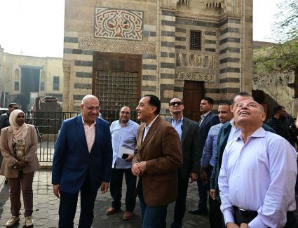 رئيس الوزراء يتفقد أعمال إعادة إحياء منطقة حارة الروم وباب زويلة