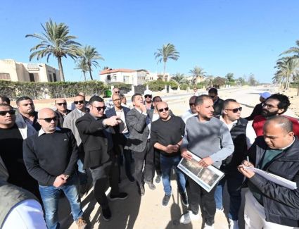 وزير الإسكان يتفقد مشروع "مارينا 8" وتطوير الطريق الرئيسي لمدخل مارينا 5