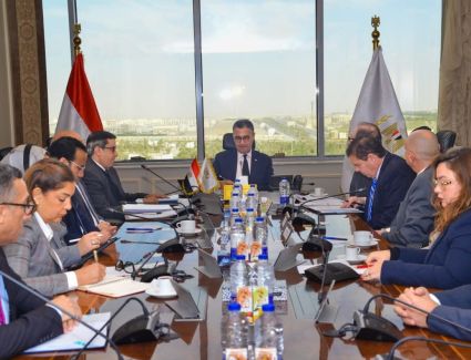 وزير التموين يبحث مع رئيس شركة بلومبرج جرين العالمية مقترحات التعاون في تطوير البنية التحتية لتخزين الحبوب