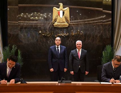 رئيس الوزراء يشهد مراسم توقيع 3 عقود مشروعات صناعية بالمنطقة الاقتصادية لقناة السويس باستثمارات 1.15 مليار دولار&nbsp; توفر 5400 فرصة عمل