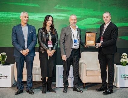 تكريم "كريدى أجريكول" الشريك الذهبى فى قمة مصر الدولية لوسائل التنقل الكهربائية "EVs"