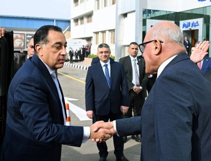 رئيس الوزراء يتفقد أعمال تطوير مصنع عربات السكك الحديدية ومترو الأنفاق "سيماف" بحلوان