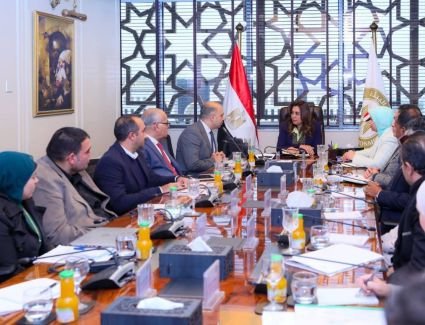 &nbsp;وزير البيئة تبحث مع قيادات جهاز تنظيم إدارة المخلفات الوضع الراهن لتنفيذ منظومة إدارة المخلفات وسبل التطوير