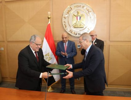  وزير الكهرباء&nbsp;ورئيس الهيئة العربية للتصنيع يشهدان مراسم توقيع بروتوكول لتأسيس شركة متخصصة في أعمال التشغيل والصيانة لأنظمة الطاقة الشمسية على أسطح المباني