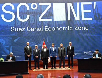 رئيس الوزراء يشهد توقيع اتفاقيات وعقود إنشاء مشروعين متكاملين في مجال الطاقة المتجددة وتصنيع مكوناتها محلياً باستثمارات تزيد على ١.٨ مليار دولار