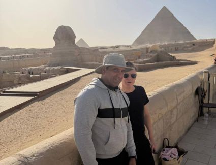 الفنان العالمي براين آدمز وأسرته يزورون منطقة أهرامات الجيزة