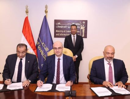 وزير الاتصالات يشهد توقيع عدد من الاتفاقيات التجارية بين الشركة المصرية للاتصالات وشركة إي آند مصر والجهاز القومي لتنظيم الاتصالات